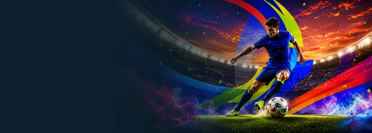 Voetballer in blauw tenue trapt een bal in een verlicht stadion bij zonsondergang